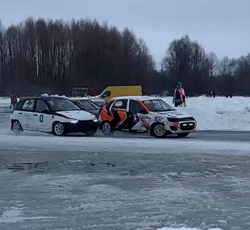 Данил Шакиров вырвался в лидеры гонки на льду и до финиша продержался на первой позиции